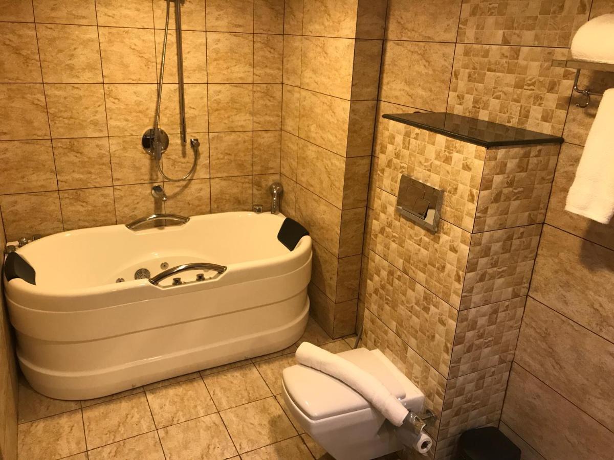 Hotel Karthika Park Kazhakuttam Eksteriør billede